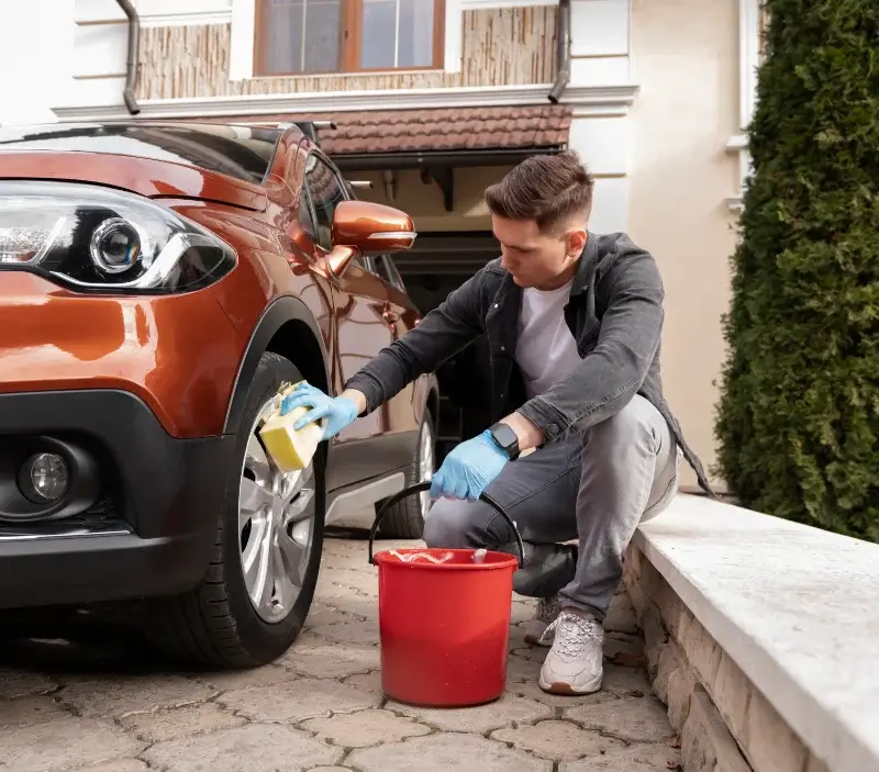 Lavage auto à domicile Fontans : professionnel intervenant sur un véhicule